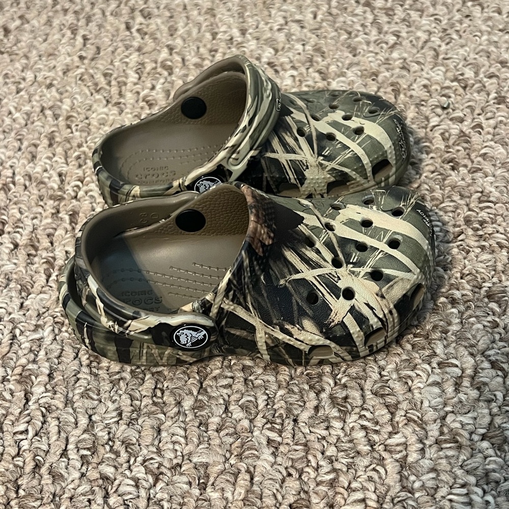 8C kids camo crocs